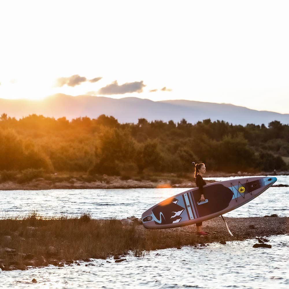 nafukovaci paddleboard body glove performer na vode holka